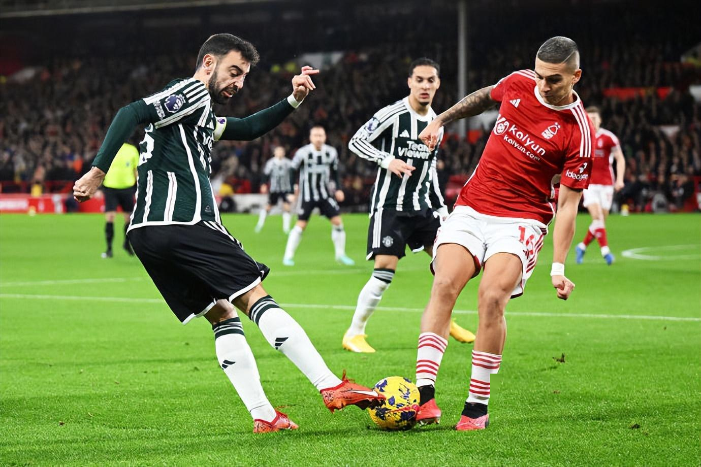 挑战巅峰的征途：争夺冠军荣誉的球队们备受挑战(穿越逆袭从娶钟小艾开始)